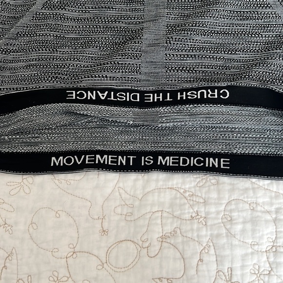 Like new condition Lululemon swiftly tech 2.0 short sleeve in black heather grey - Picture 4 of 4